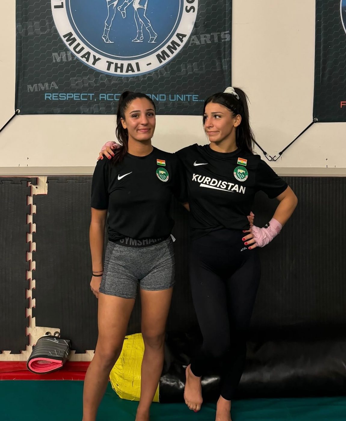 Zwei kurdische Kämpferinnen in Kurdistan Trainingsshirts in ihrem Muay-Thai-Gym