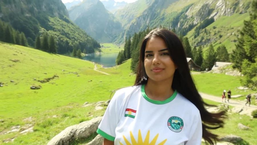 Kurdische Frau im Kurdistan Trikot in den Bergen