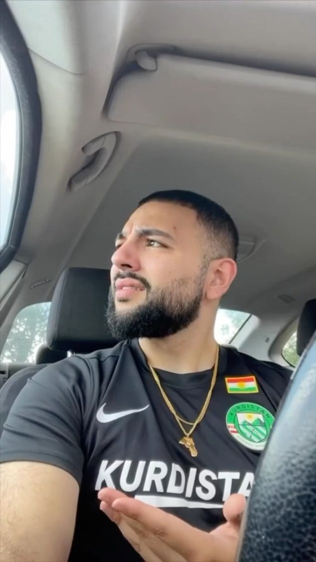 Kurdischer Mann lächelnd in der Kurdistan Trainingsjacke