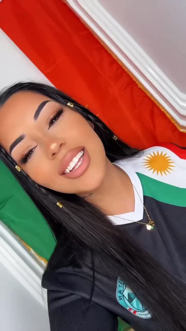 Zwei lächelnde kurdische Frauen in Kurdistan Trikots